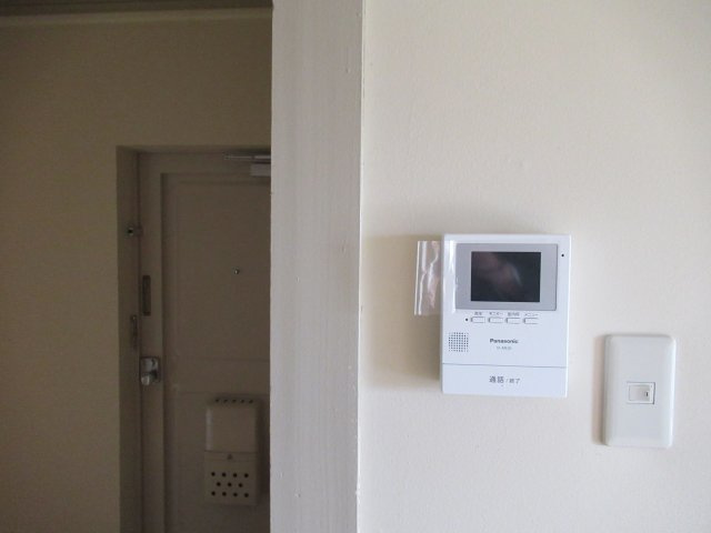 兵庫県公社　東垂水（３）１A号棟のセキュリティ|モニター付きインターホンがあるので急な来客でも安心です