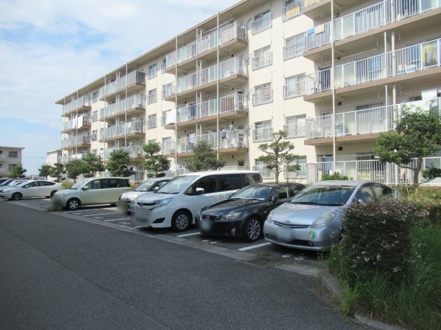 兵庫県公社　東垂水（３）１A号棟の駐車場|駐車場完備です