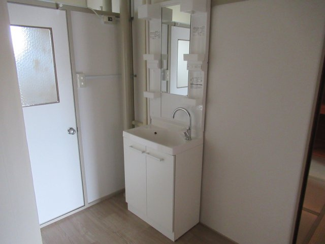 兵庫県公社　東垂水（１・２）６A号棟の洗面所|コンパクトで使いやすい洗面所