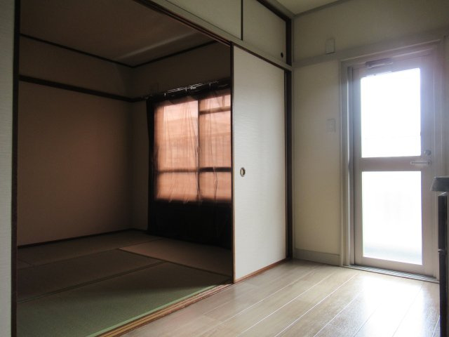 兵庫県公社　東垂水（１・２）６A号棟の居間・リビング|こちらの居間で趣味の時間をお楽しみください