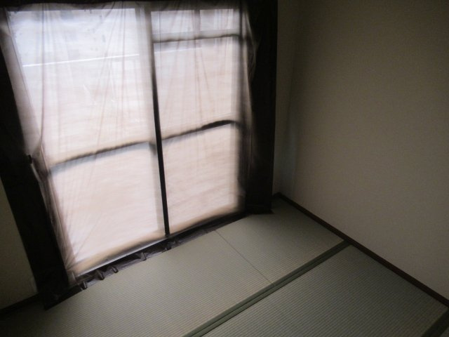 兵庫県公社　東垂水（１・２）６A号棟の居間・リビング|ゆったりとしたリビングです