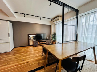 キッチン前のダイニングスペース　カウンターキッチンから料理の受け渡し等に便利です。ダイニングセットを置いても十分な広さを確保。