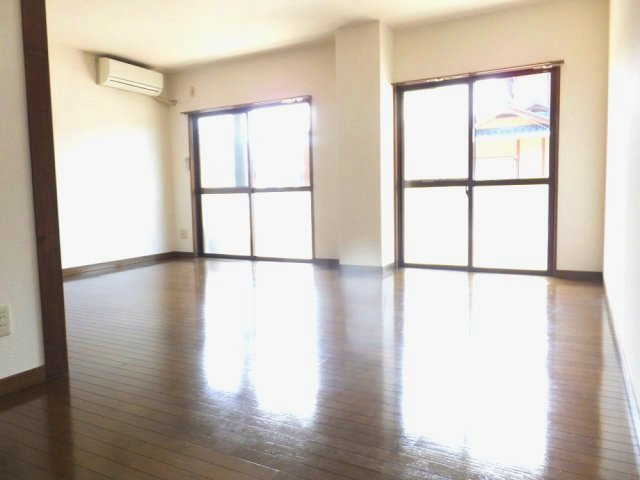 熊本市北区弓削６丁目のアパートの居間・リビング