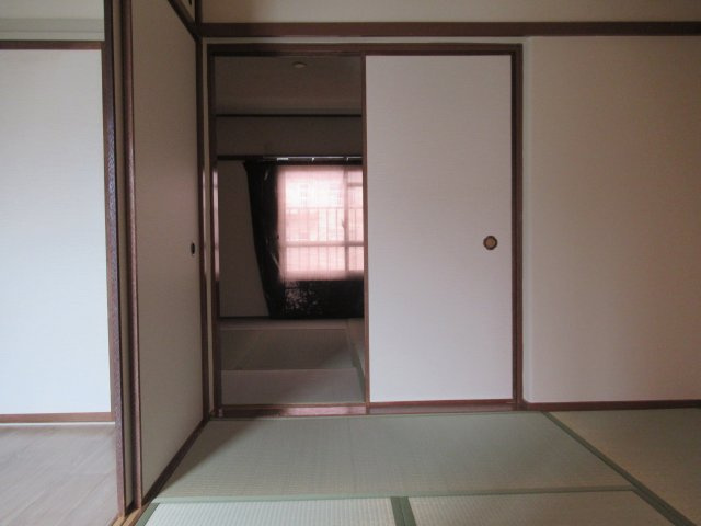 兵庫県公社　東垂水（１・２）４A号棟のその他|ふすまで仕切られた和室です