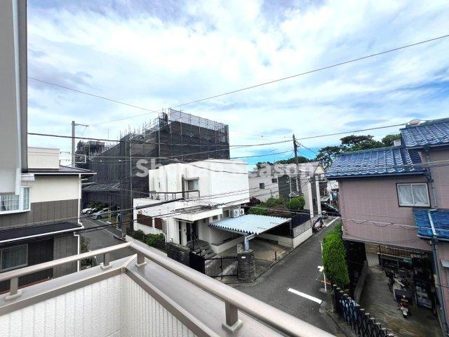 【展望】 | バルコニーは駐車場・道路側で角地のため開放的な眺望が魅力的です◎　