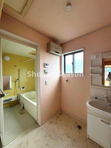 【独立洗面台】 | ２階に洗濯機置き場があり、階段を通らずバルコニーで洗濯物を干せます