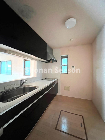 【キッチン】 | 収納豊富なカウンターキッチンで散らかりがちな調理器具もスッキリ保管