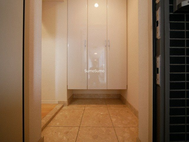 ユーレジデンス淀屋橋(旧:ジュネーゼグラン淀屋橋)の玄関