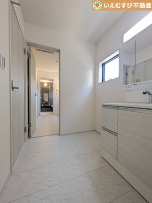 【独立洗面台】 | Livele Garden.S　熊谷新堀新田第3 | 3面ミラーの後ろは収納スペースを完備
生活感のあるものは隠して、スッキリシンプルな洗面台に！清潔感のある空間♪