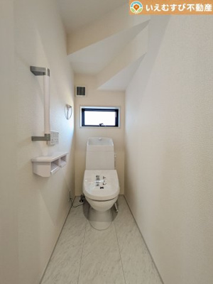 【トイレ】 | Livele Garden.S　熊谷新堀新田第3 | シンプルで清潔感のあるトイレ
窓付きで明るく、お掃除しやすいシンプルな空間♪