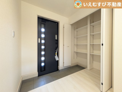 【玄関】 | Livele Garden.S　熊谷新堀新田第3 | 玄関がいつも片づくシューズクローゼット
たっぷり入る収納設備で玄関がすっきり綺麗に過ごせると快適ですよね♪