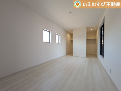 【洋室】 | Livele Garden.S　熊谷新堀新田第3 | ぬくもりのある色合いでシンプルな洋室
日当り良好で明るい洋室！大容量のウォークインクローゼット付き♪