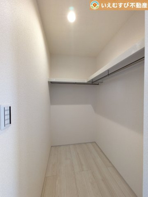 【収納】 | Livele Garden.S　熊谷新堀新田第3 | たっぷりの収納力を備えたウォークインクローゼット
たくさん収納できるので季節物やかさばるバッグなども片付きます♪