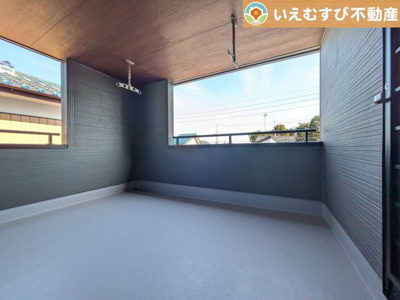 【バルコニー】 | Livele Garden.S　熊谷新堀新田第3 | ゆとりの広さのインナーバルコニー
急な雨でもインナーバルコニーなら安心！天気を気にせず干して外出できます♪