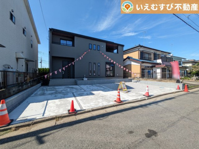 【駐車場】 | Livele Garden.S　熊谷新堀新田第3 | 並列4台駐車可能なゆとりのカースペース
複数台車をお持ちでも、お友達が遊びに来てもゆとりの駐車スペース！