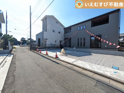【前面道路含む現地写真】 | Livele Garden.S　熊谷新堀新田第3 | 充分な広さの4ｍ前面道路
間口が広くお車の出し入れも問題なく行えるスペースが確保されています♪