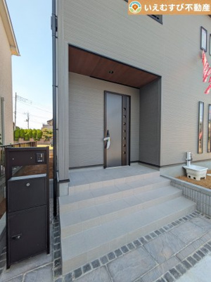 【エントランス】 | Livele Garden.S　熊谷新堀新田第3 | 雨が防げる広々エントランス
駐車場からアクセスの良いエントランス。雨の日や荷物が多くても安心の動線♪