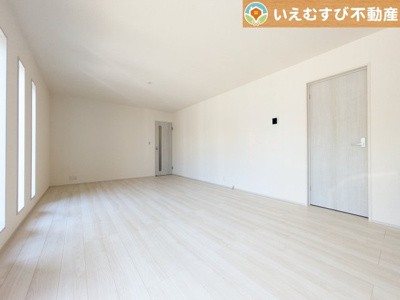 【居間・リビング】 | Livele Garden.S　熊谷新堀新田第3 | 白を基調にした清潔感溢れる印象のリビングダイニング
白基調なので明るく、広く感じます。どんな家具も合わせやすそうですね！