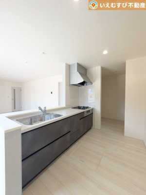 【キッチン】 | Livele Garden.S　熊谷新堀新田第3 | 対面キッチンでリビングを見渡せる
お子様の遊んでいる様子や宿題をしている様子など見守りながらお料理が作れますね♪