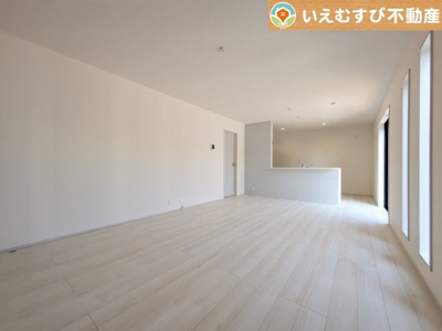 【居間・リビング】 | Livele Garden.S　熊谷新堀新田第3 | 自然光で満たされる明るく開放感溢れるリビング
たっぷりの採光で明るい空間。家族みんなでくつろげます♪