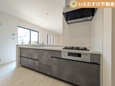 【キッチン】 | Livele Garden.S　熊谷新堀新田第3 | 機能性収納性に溢れるキッチン。
収納もたっぷり付いていてすっきり片付く！毎日楽しくお料理が出来そうです！