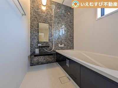 【浴室】 | Livele Garden.S　熊谷新堀新田第3 | クールなグレーが高級感を演出
おしゃれな雰囲気の浴室。ゆとりの空間で一日の疲れをしっかりリセット♪