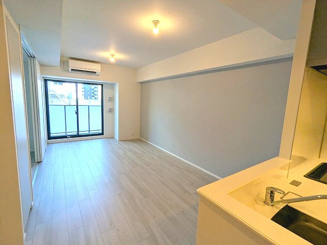 PROUD FLAT日本橋馬喰町の設備|カウンターキッチン、リビングと各洋室にエアコン付き、インターネットWi-Fi無料