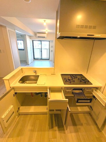 PROUD FLAT日本橋馬喰町の設備|グリル付ガス3口システムカウンターキッチン、瀟洒でお手入れ楽なガラストップコンロです、冷蔵庫置場等広々のスペースです