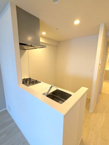 PROUD FLAT日本橋馬喰町の設備|グリル付ガス3口システムカウンターキッチン、瀟洒でお手入れ楽なガラストップコンロです、冷蔵庫置場等広々のスペースです