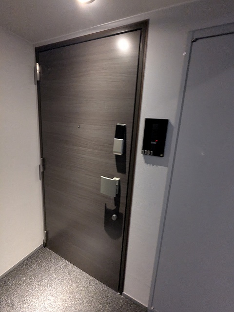 PROUD FLAT日本橋馬喰町の設備|玄関にはデジタルロックとディンプルキーのダブルロックセキュリティです