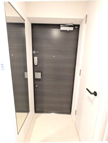 PROUD FLAT日本橋馬喰町の設備|玄関にはデジタルロックとディンプルキーのダブルロックセキュリティです、人感センサー付き玄関ライト