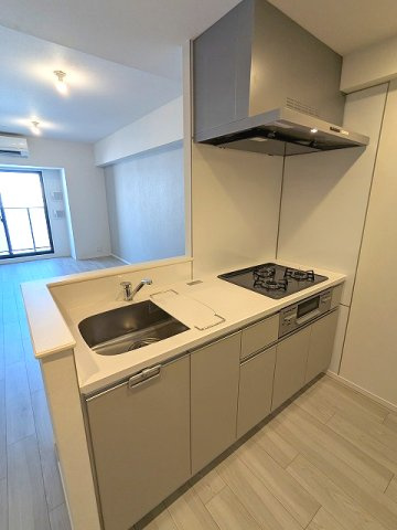 PROUD FLAT日本橋馬喰町のキッチン|グリル付ガス3口システムカウンターキッチン、瀟洒でお手入れ楽なガラストップコンロです、冷蔵庫置場等広々のスペースです