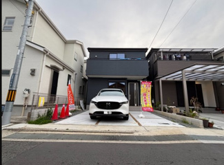 【前面道路含む現地写真】 | 落ち着いた色の外観です。
