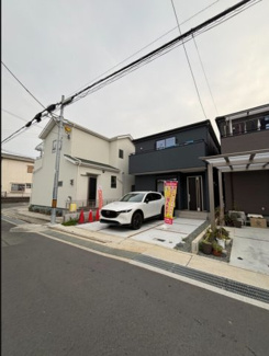 【前面道路含む現地写真】 | 前面道路も広々で車の出し入れがしやすい
ですね♪
