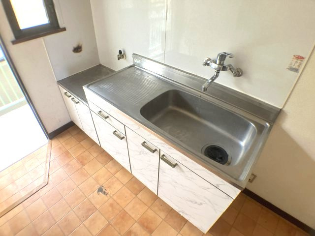 さいたま市桜区大字下大久保のアパートのキッチン