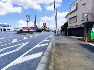 【前面道路含む現地写真】 | 前面道路はゆとりある幅員で、車の出入りもスムーズに行えます。
周辺環境についてもすぐそばに飲食店やお買い物施設がございますので利便性良好です♪