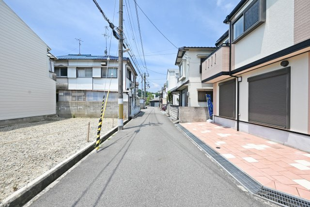 伊丹市北伊丹2丁目中古戸建│4LDK+駐車2台可の前面道路含む現地写真|前面道路含む現地外観写真です。