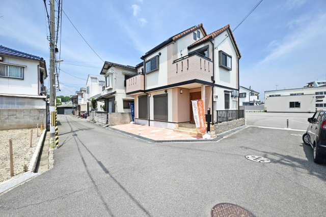 伊丹市北伊丹2丁目中古戸建│4LDK+駐車2台可の前面道路含む現地写真|現地角側から撮影した、前面道路含む現地外観写真です。
南東角地の為、日当たり良好です。