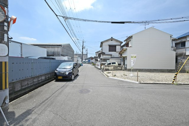 伊丹市北伊丹2丁目中古戸建│4LDK+駐車2台可の前面道路含む現地写真|前面道路含む現地外観写真です。