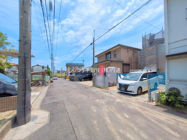 ファーストタウン第5花長町の前面道路含む現地写真