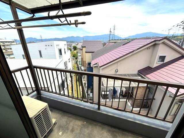 ロイヤルハイツ川西のバルコニー