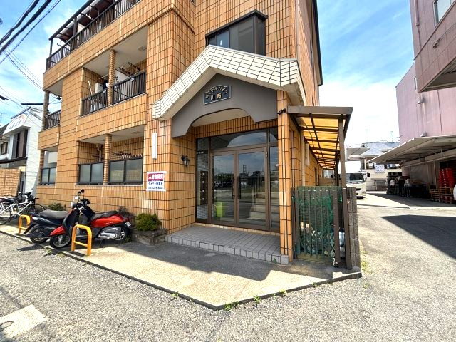 ロイヤルハイツ川西のエントランス