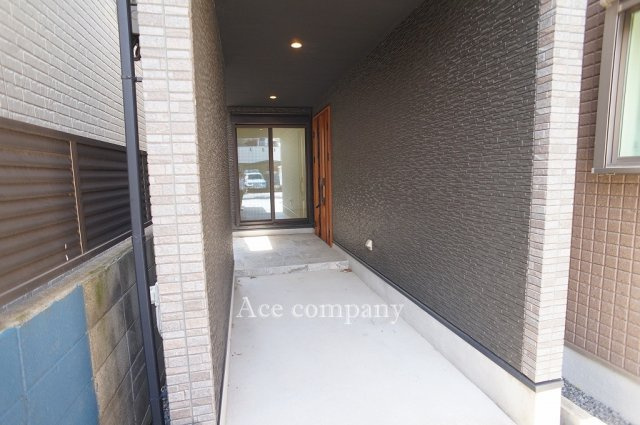 【玄関】 | 東大阪市森河内西2丁目 | 屋根付きのポーチ内に駐輪できます♪玄関は電子キーシステムで解施錠です☆