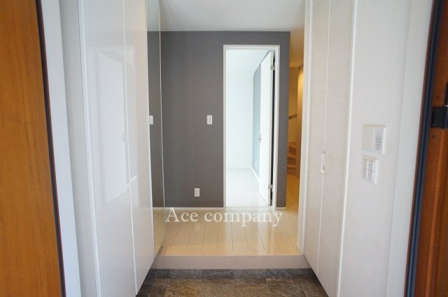 【玄関】 | 東大阪市森河内西2丁目 | 玄関収納たっぷり！両サイドに収納完備！（ミラー付きのシューズボックス＋シューズクローゼット）ホールにはクローゼット完備です♪