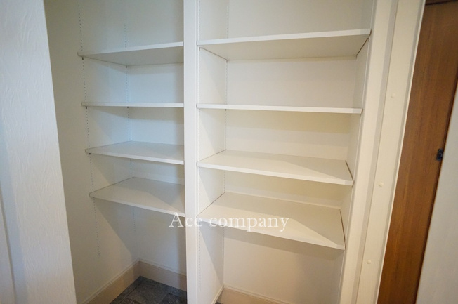 【収納】 | 東大阪市森河内西2丁目 | 【シューズクローゼット内】廊下側、玄関側の便利な2WAYです♪