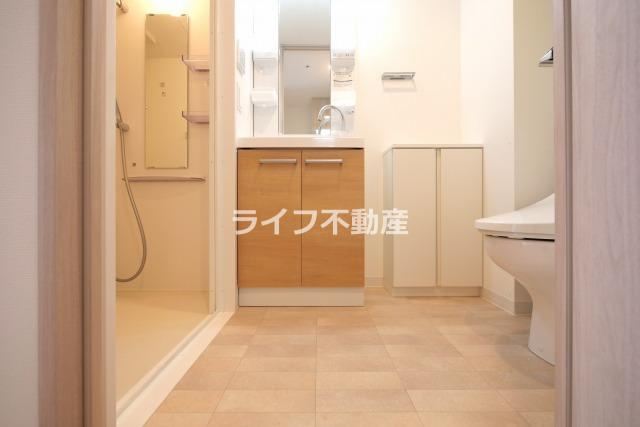 ワールドアイ大阪城EASTアドバンスの洗面所|明るい洗面所です