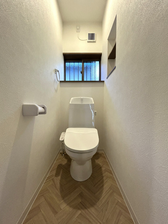 高知市弥生町　中古一戸建てのトイレ|落ち着いた色調のトイレです