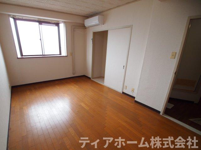 ロイヤル高田の居間・リビング|こちらのリビングで趣味の時間をお楽しみください
