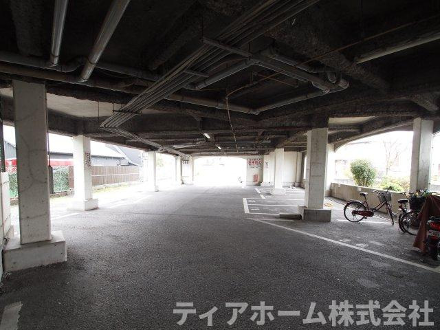 ロイヤル高田の駐車場