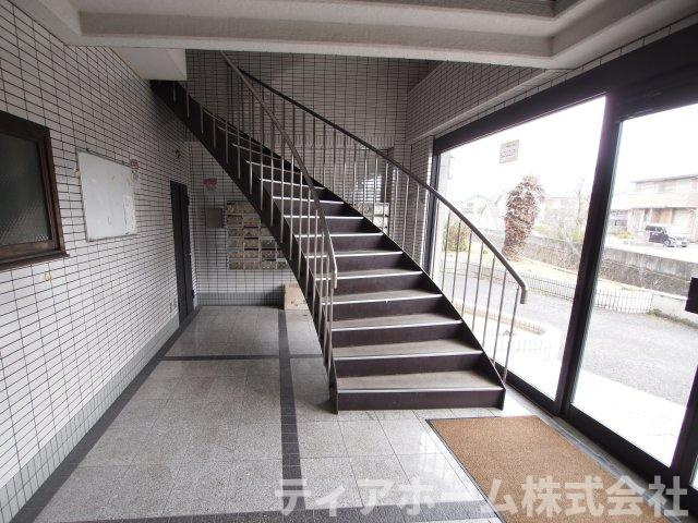ロイヤル高田のエントランス|毎日通るエントランスはこのようになっています